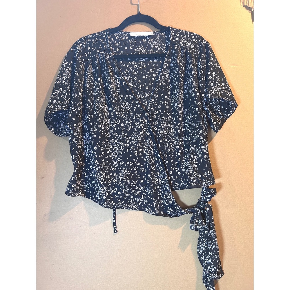 Lush Floral Wrap Top Womens L Black Cream Excellent Short‎ Sleeve T16198-047